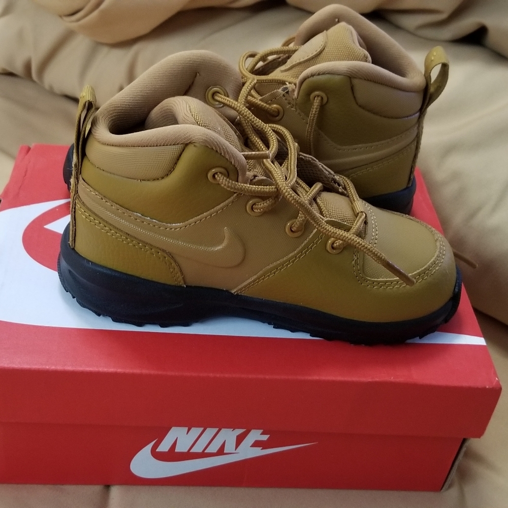 New in box toddler boots. Worn twice!
